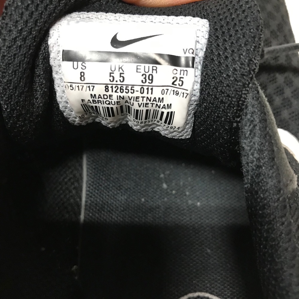 Nike woman’s black shoes size 8 - Picture 9 of 9